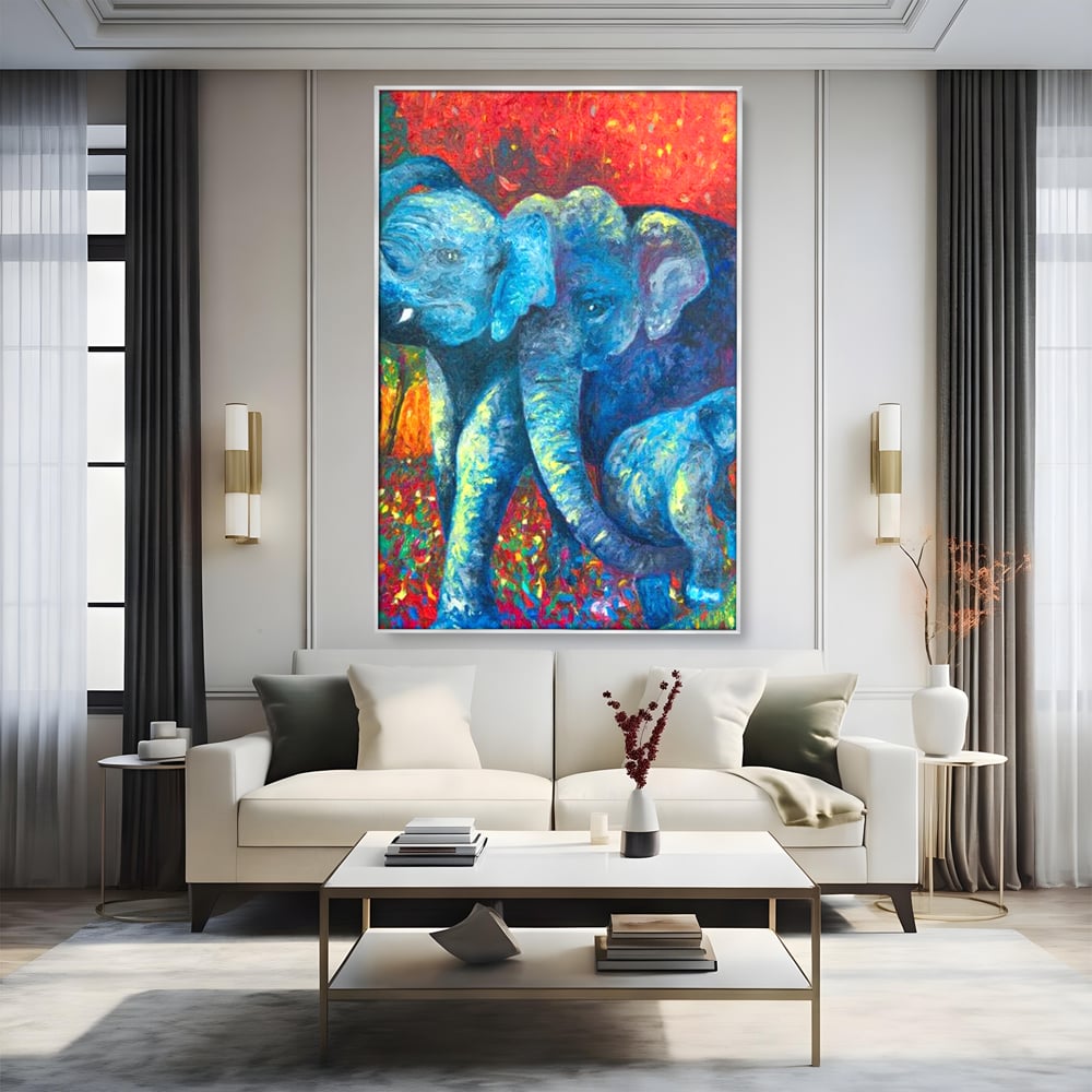 Tablou canvas cu tablou canvas cu elefanti expresionisti, in rama de aluminiu argintiu, pe perete intr-un living